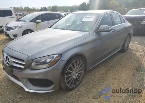 2015 Mercedes-Benz C 300 Sport 4Matic z USA, uszkodzony, nr VIN 55SWF4KB1FU022063